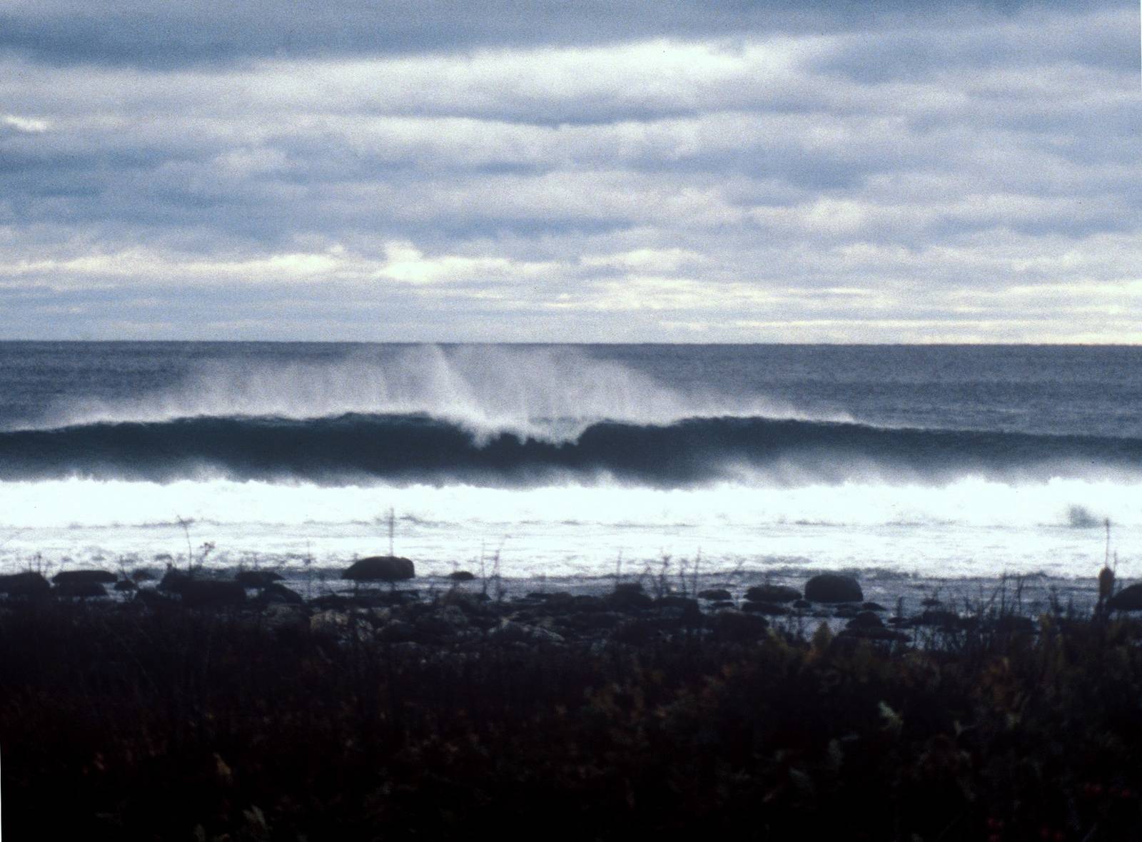 TIL MINNE OM: Dette gamle bildet av Saltstein fra 1991 brukes ofte av Saltstein Surfklubb som en påminnelse om at forholdene kan være fantastiske, og at stedet som surfspot har en lang historie. Bilde: Ivar Trondsen Klassisk Saltstein