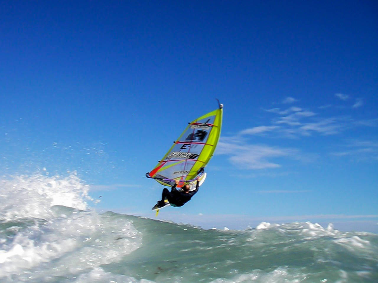 90-TALLET: Olav Bleivik en gang tidlig på 90-tallet. Tilsynelatende med windsurfinglegenden Bjørn Dunkerbeck sitt gamle seil med nummeret E11 som fortsatt sitter igjen, sammen med et par tidsbetegnende sponsor-klistremerker. Bilde: Privat Olav Bleivik Saltstein windsurfing E11