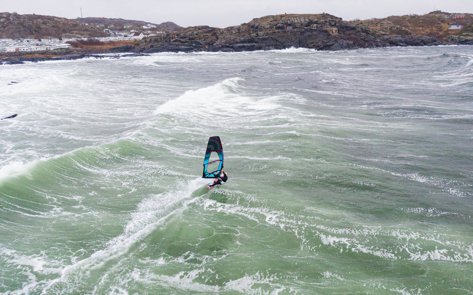ULOVLIG I 19 ÅR: Fra år 2000 og frem til 2019 risikerte windsurfer, kitere og surfere bot hvis de benyttet seg av Saltstein. Bilde: Christian Nerdrum Windsurfing Saltstein foto: Christian Nerdrum
