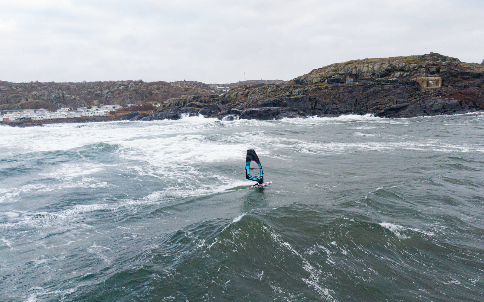 LANGE TRADISJONER: Helt siden slutten av 70-tallet er det blitt bedrevet windsurfing i fyglefredningssonen i området rundt Mølen. Bilde: Christian Nerdrum Windsurfing Oddane fort