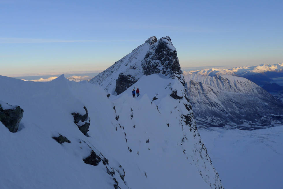Fra Geitemjølktinden blir terrenget vesentlig brattere og går etter hvert over til kvass egg. Mange av de bratte passasjene kan unngås mot vest. Foto: Halvor Hagen Sandfjellet-travers-Toppturer-i-Romsdalen-2