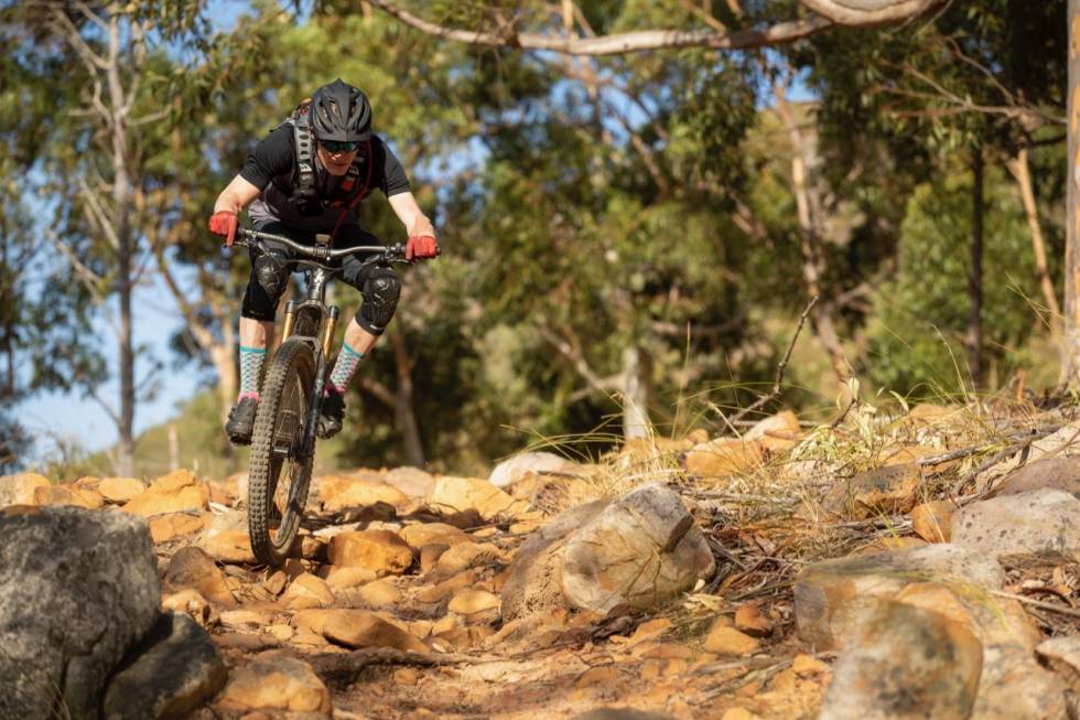 VARIERT TERRENG: Stiene i Stellenbosch byr på alt fra polerte doseringer til røffe steinrøyser. Foto: Gary Perkin/Specialized. Stisykling i Stellemnbosch på Turbo Levo SL