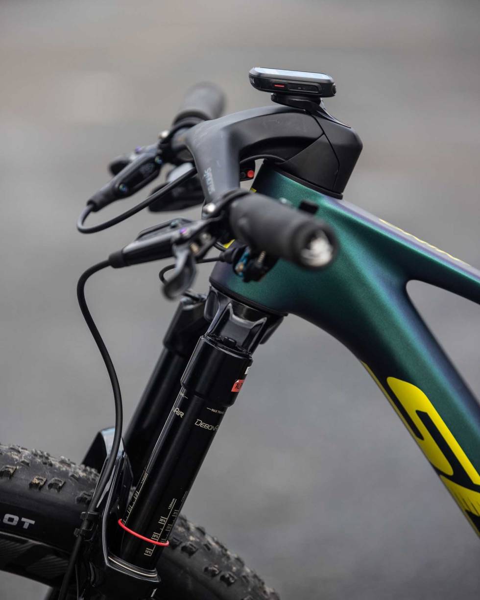 AGGRESSIVT: Det nytter ikke å sitte i bysykkel-posisjon hvis man skal vinne ritt. Nino Schurter sverger til en styre- og stemkombo som gir han hele 25 negative grader rise. Foto: Scott scott spark 2021 nino schurter
