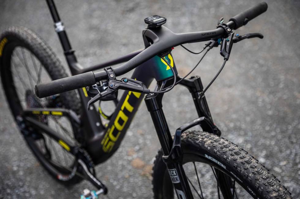 SPESIAL: Nino kjører den spesielle Fraser-komboen fra Syncros med integrert styre og stem. Sveitseren holder seg faktisk helt nede på 70 centimeter styrebredde. Foto: Scott scott spark nino schurter