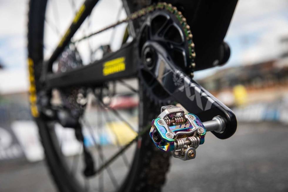 SHINY: HT-pedalene matcher fargedetaljer på kjede og kassett. Foto: Scott scott spark nino schurter