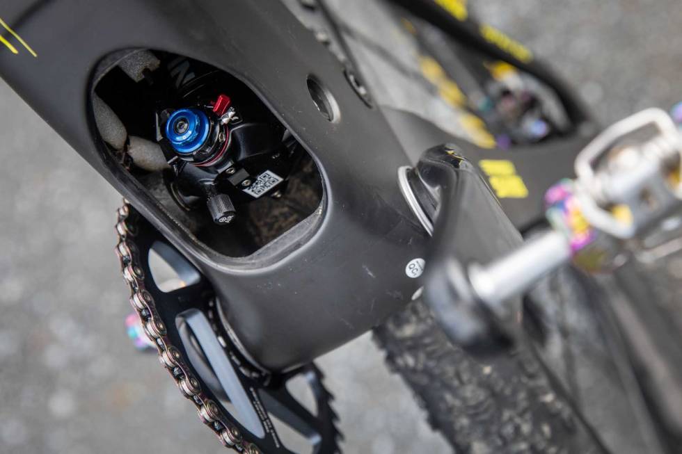 TITTEI! Fra undersiden av sykkelen titter bakdemperen fram. Foto: Scott scott spark nino schurter