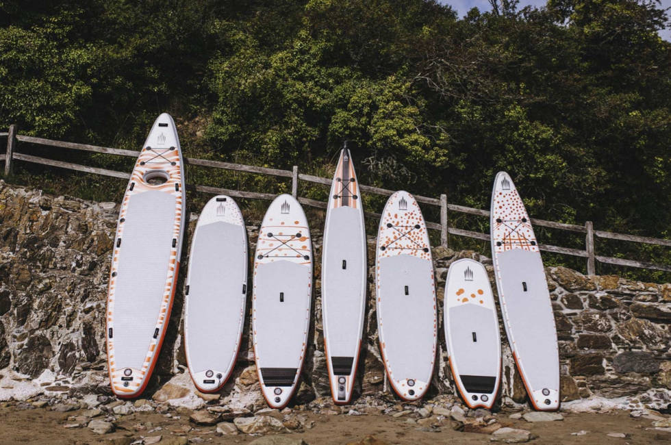 FLERE FASONGER: De lange og spisse brettene går inn i touring-kategorien, mens de kortere og buttere brettene regnes som allround. De korteste brettene er lekebrett, eller brett til bølgesurfing. Her Shark-brett fra Surf-sup.no SUP Guide