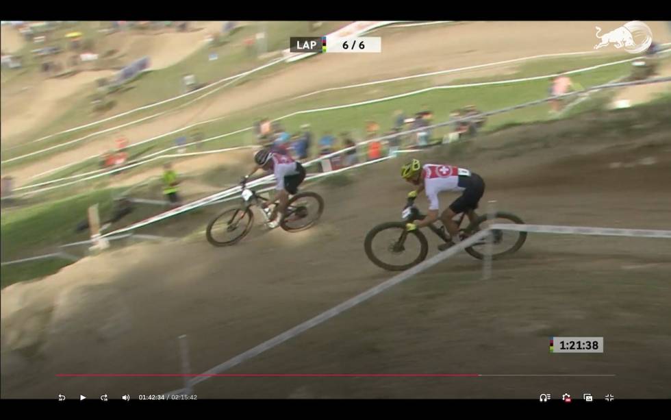 NESTEN: Nino Schurter prøvde først og passere Mathias Flückiger i roackgarden-partiet ned mot mål. Nino Schurtet mot Mathias Flückiger