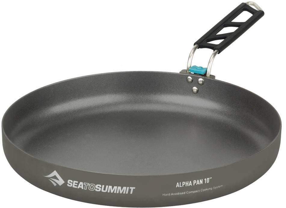 LETTVEKTER: Sea to Summit Alpha Pan er laget i hard anodisert aluminium slik at de kan være tynne og lette, men likevel slitesterke. Panna er innsatt med non-stick-belegg, og finnes i to ulke størrelser. Denne er 25,3 cm i diameter. Pris: 599,- Sea to summit Alpha pan