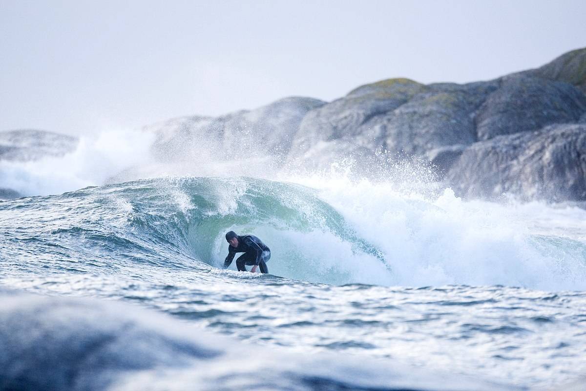 AKTIV SURFER: Sebastian Kjellstrøm har flere timer i vannet enn de fleste. Her finner han skygge et sted i Ytre Oslofjorden. Bilde: Christian Nerdrum Sebastian-Kjellstrøm-tube-Foto-Nils-Erik-Bjørholt