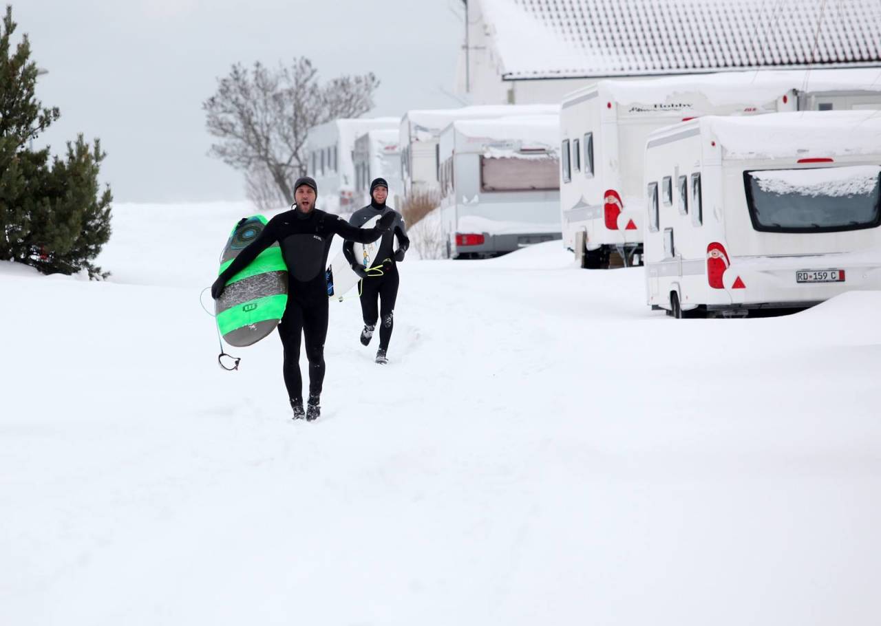 HAPPY CAMPERS: Surferne på Saltstein holder på hele året, sommer som vinter. Bilde: Caroline Omlid Saltstein Vinterstid