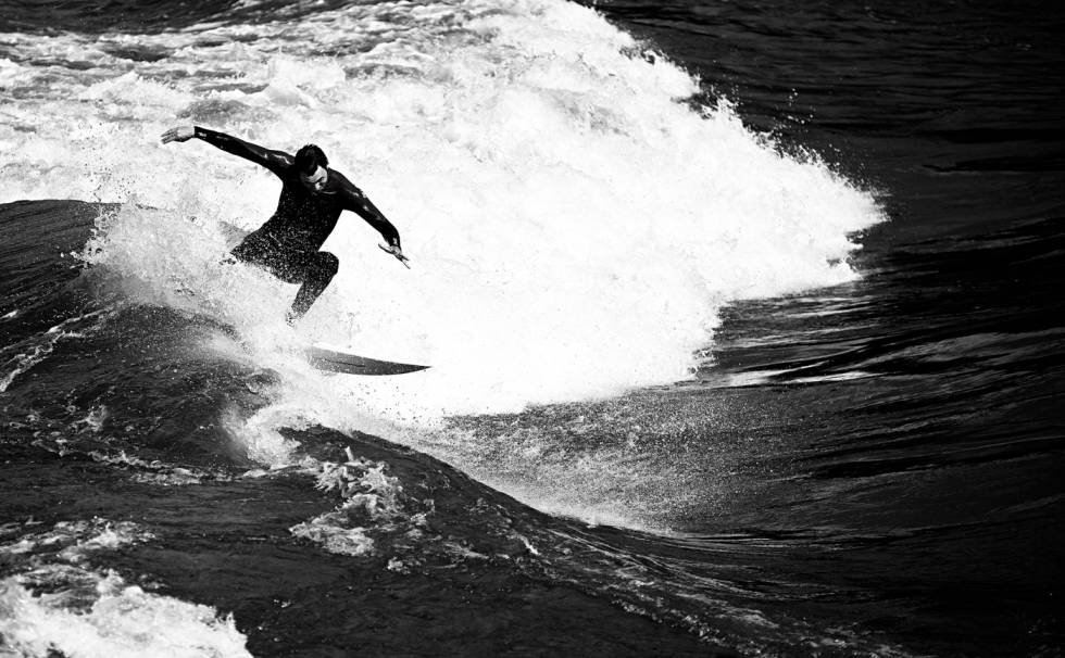 NY LEKEPLASS: Australske Phil Pope utfolder seg på en bølge som har vært ukjent for surfere i alle år. Bilde: Christian Nerdrum Hemmelige surfebølger