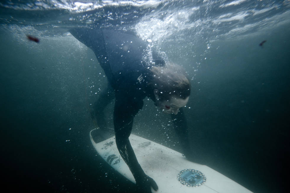 HOLDER TETT: Lokalsurfer Jonas Paulsen holder tett om hemmelighetene i Larviksområdet, men er han streng nok på Saltstein? Etiketten på den populære surfspotten er nærmest ikke eksisterende på store innrykksdager. Foto: Christian Nerdrum Hemmelige sørfebølger