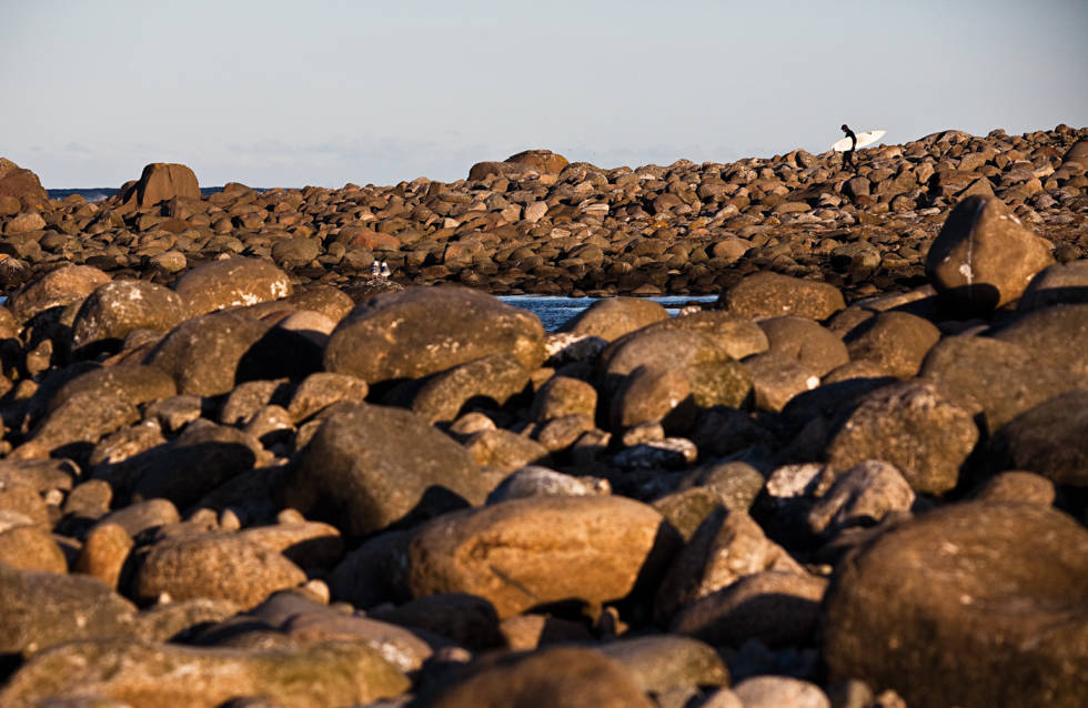 ENSOM LYKKE: Norges enorme kyststripe gjør at mange surfere også synes det kan bli for ensomt i havet. Er det da på tide å fortelle flere venner og eventuelt resten verden om din lille perle? Bilde: Christian Nerdrum Hemmelig spot