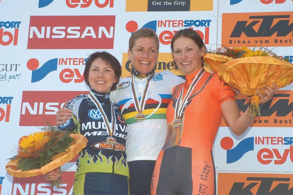 OVERLEGEN: Gunn-Rita vant VM-rittet med 20 minutter ned til Irina Kalentieva og Blaza Pintaric. Seierspallen maraton-VM 2004