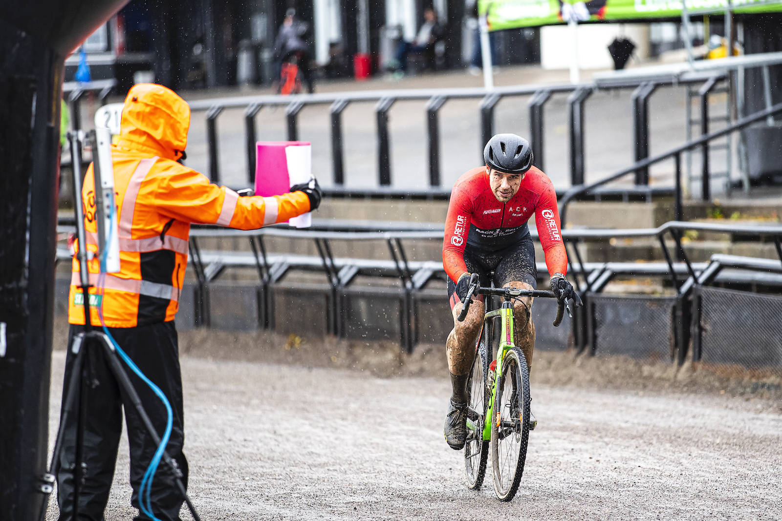 SEKUNDERING: Kristoffer Ylven Westgaard får vite hvor landet ligger. Foto: Pål Westgaard Bjerkekross 2019 ble en tung og våt affære Foto: Pål Westgaard