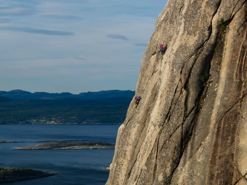 Klatrere i kveldssol ved cruxlengden på Hastverk. Foto: Torje Steinkjær Selnes-2