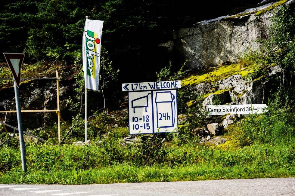 TEGNSPRÅK #2: Ikke noe er så sjarmerende som håndmalte skilt og en jokerbutikk. I Skaland er du uansett velkommen. TEGNSPRÅK #2: Ikke noe er så sjarmerende som håndmalte skilt og en jokerbutikk. I Skaland er du uansett velkommen.