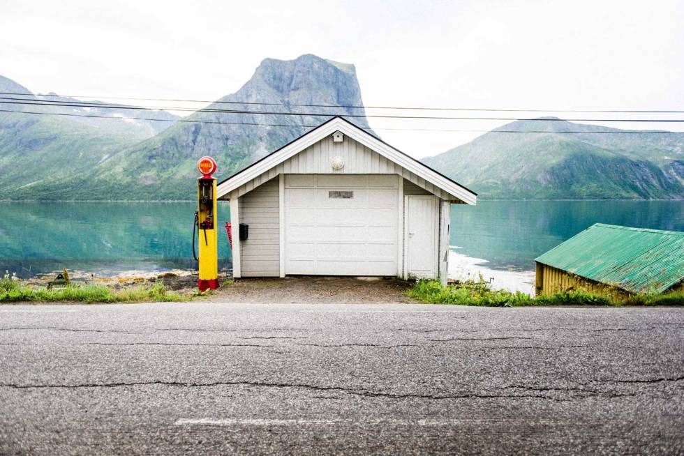 EKSTRASERVICE: En gammel bensinpumpe tjenestegjør som pynt foran Finnkona og en garasje. EKSTRASERVICE: En gammel bensinpumpe tjenestegjør som pynt foran Finnkona og en garasje.