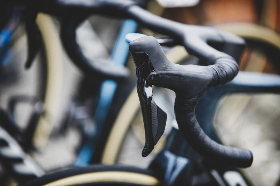 STØRRE: De nye gir-og bremsehendlene er vesentlig større enn nåværende generasjon. Det kan vi likke for trygghetens del. Shimano-Dura-Ace-12-14