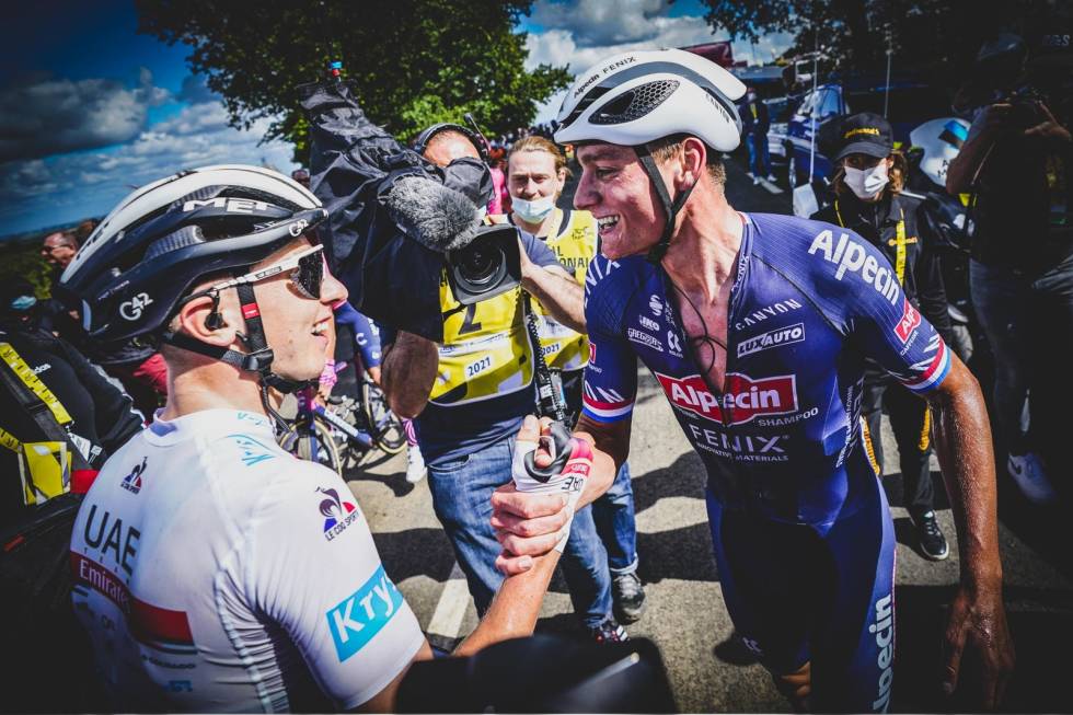 HERJER: Mathieu van der Poel (t.v) tok en eksepsjonell seier på dagens etappe. Her gratuleres han av Tadej Pogacar, fjorårsvinneren som ser minst like sprek ut i år. Foto: Cor Vos. Shimano-Dura-Ace-12-3-2