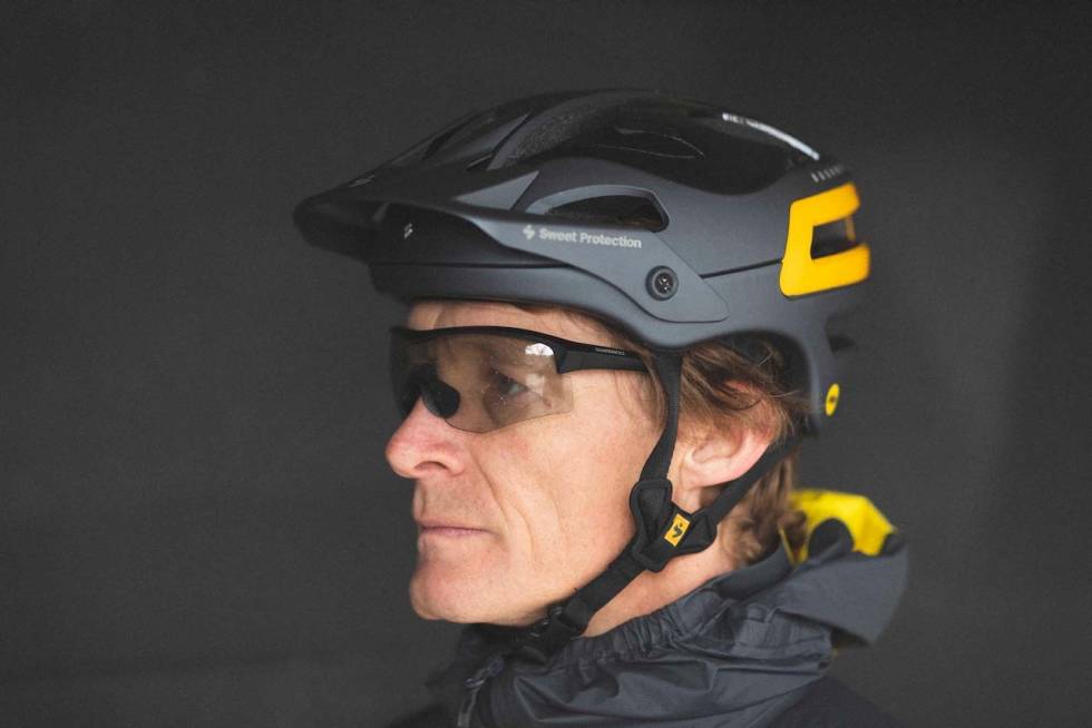 MINDRE DEKNING: Shimano Spark slipper noe vind og sprut til under brillene. Foto: Kristoffer H. Kippernes Shimano Spark briller