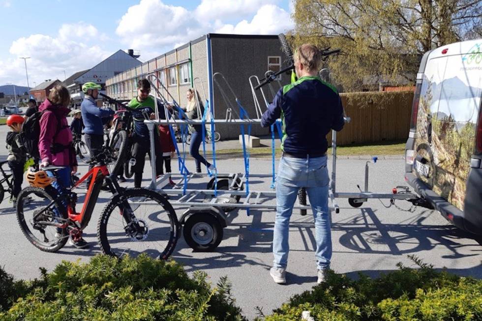 POPULÆRT: Shutlte sjåførene hadde det travelt under åpningen i Dalen stisenter på lørdag. Foto: Marcus Søyland Shuttling stisykling Dalen stisenter