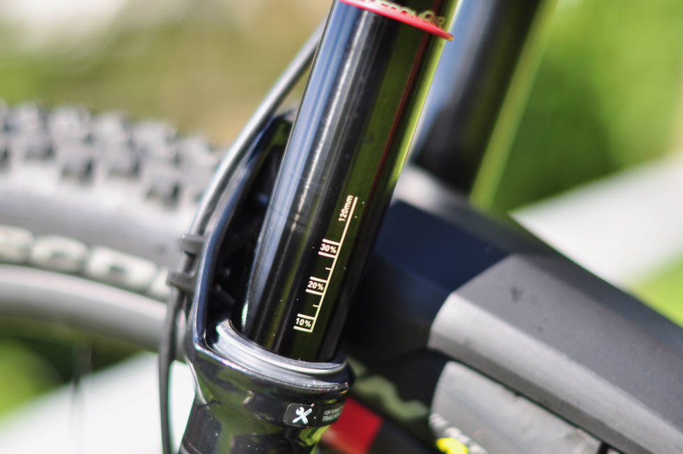 BRUKERVENNLIG: Hvorfor ikke alle gaffelprodusenter gjør dette er en gåte. Strekene på SID-gaffelens innerbein gjør det enkelt å treffe på siget i gaffelen. RockShox SID 120
