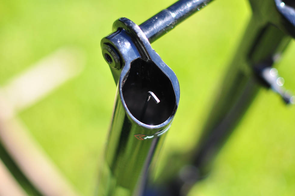 RETURJUSTERING: Den unbrakonøkkelen som stikker ut av gaffelbeinet lar deg justere returen. Den sitter heldigvis fast i gaffelen. RockShox SID 120
