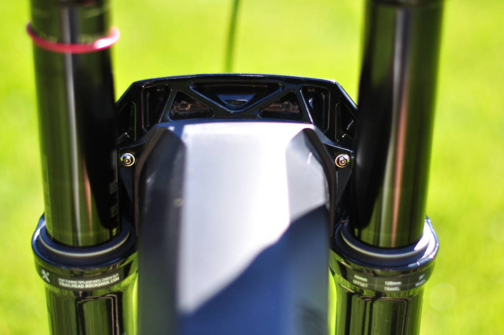 SKRUFESTE: Bakpå nyere RockShox og Fox-gafler finner du hull du kan feste passende skjerm i. skruer på SID-gaffel