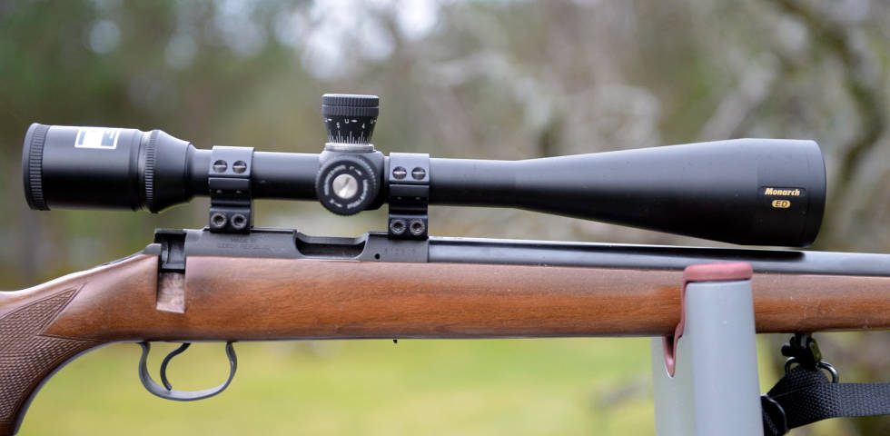 FOR LANGHOLD: Dette siktet har forstørrelse som går helt til 32 ganger. Det har dessuten både utvendig kulebanekomensator (justeringstårn med nullstopp) og retikkel med holdover-markeringer. Siktemidler-rektiler-for-kikkertsikter-3