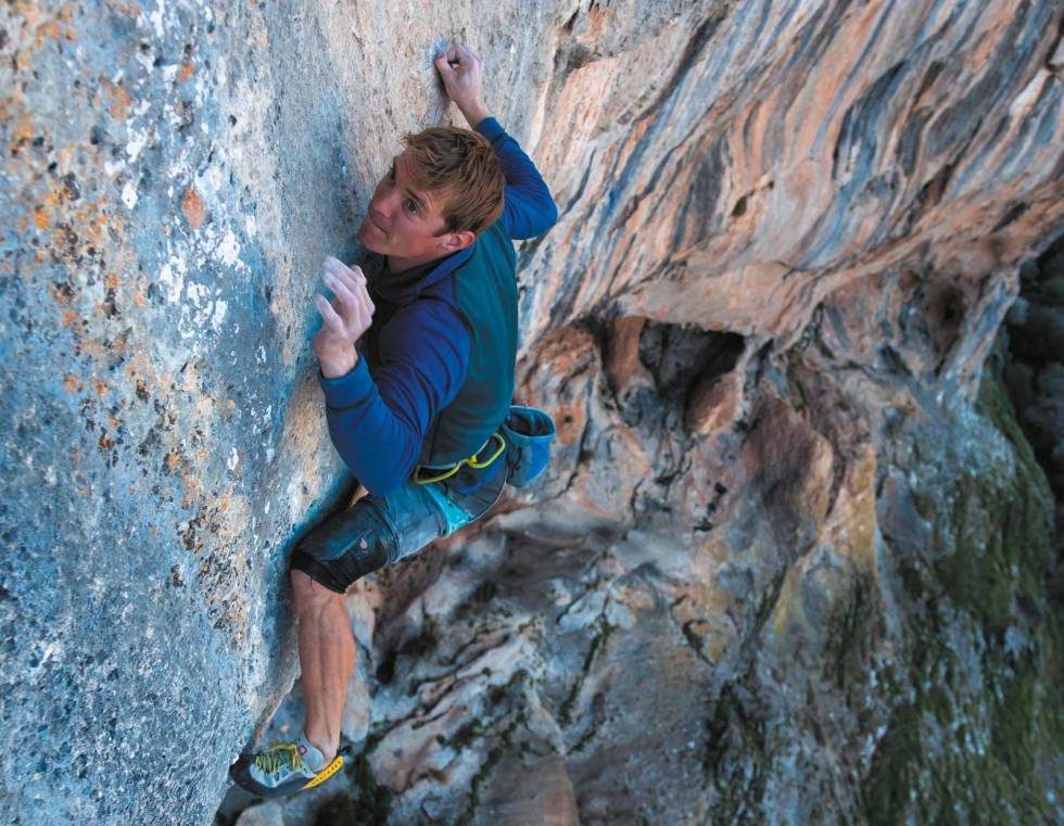 CRUX: Sindre på Chilam Balam. Cruxet på ruta er mellom siste bolten og ankeret, og Sindre falt der 15 ganger før han klippet ankeret. Totalt hadde han 85 dager på ruta. Foto: Henning Wang Sindre-Sæther-på-Chilam-2
