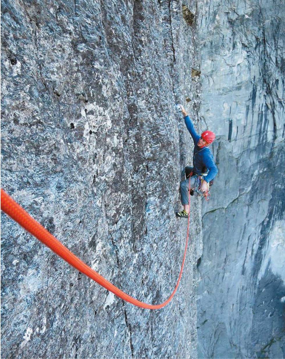MED FAREN: Sindre og faren klatrer mye sammen, og mange av de lange og harde fribestigningene i Trollveggen er gjort av denne duoen. Foto: Ole Johan Sæther Sindre-Sæther-på-Chilam-6