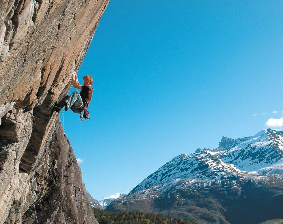 SPORTSKLATRING: Sindre Sæther på ruta «skinn og bein» (9-/9) på Mjelva, fra 2007. Foto: Anders Kringstad Sindre-Sæther-på-Chilam-7