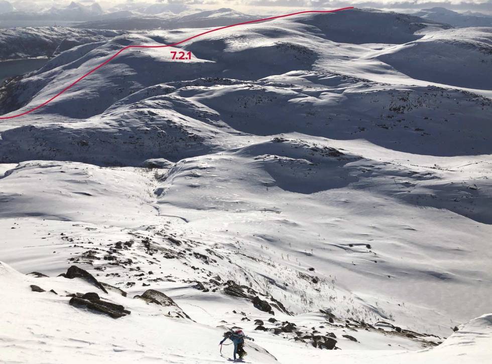 Bilde er tatt rett på øversiden av det bratte partiet under høydekurve 600 moh på vei opp ryggen mot Jotinden. Siriskolten i bakgrunnen. Siriskolten-Tjeldøya-med-rute-2