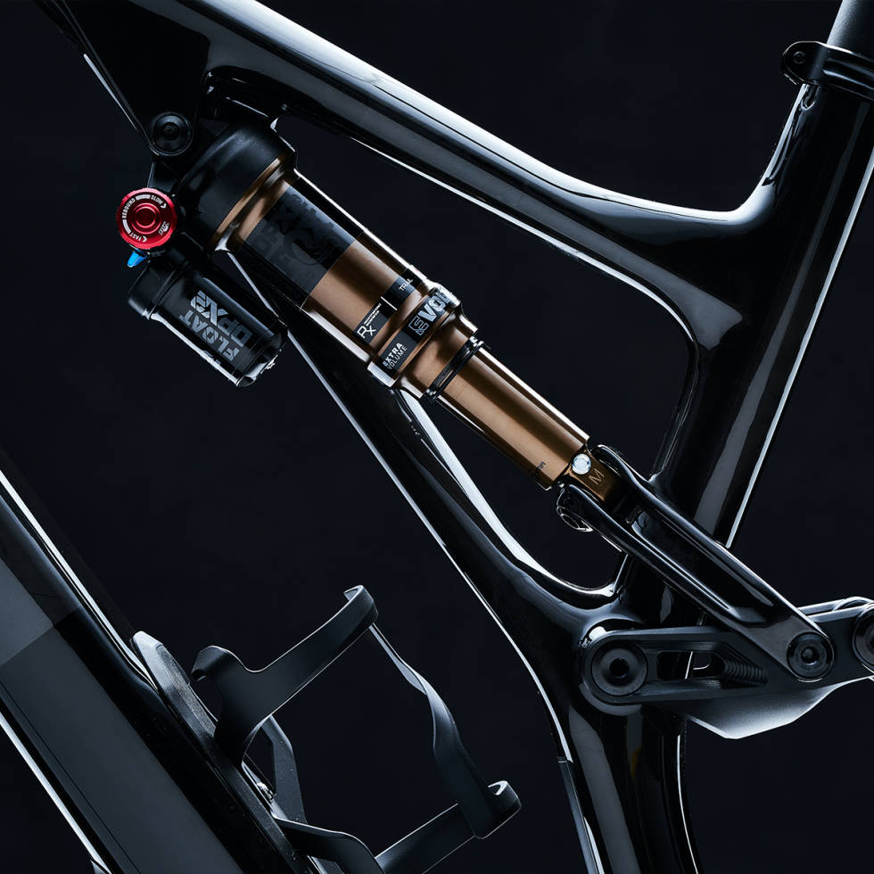 SIDEARM: Det ekstra rammestaget stiver av ramma rundt demperen. Fjærdemperen viser at Kenevo er myntet på de groveste nedfartene. Specialized Stumpjumper EVO 2021