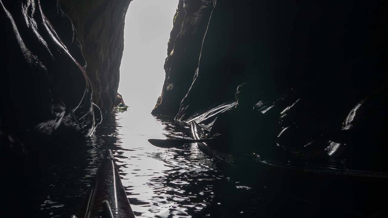 SJØEVENTYR: Den største grotta er hundre meter lang. Foto: Kristoffer Vandbakk grottepadling på værøy