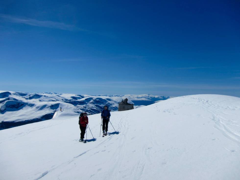 Frida og Marte på Skålatårnet. Skålatårnet