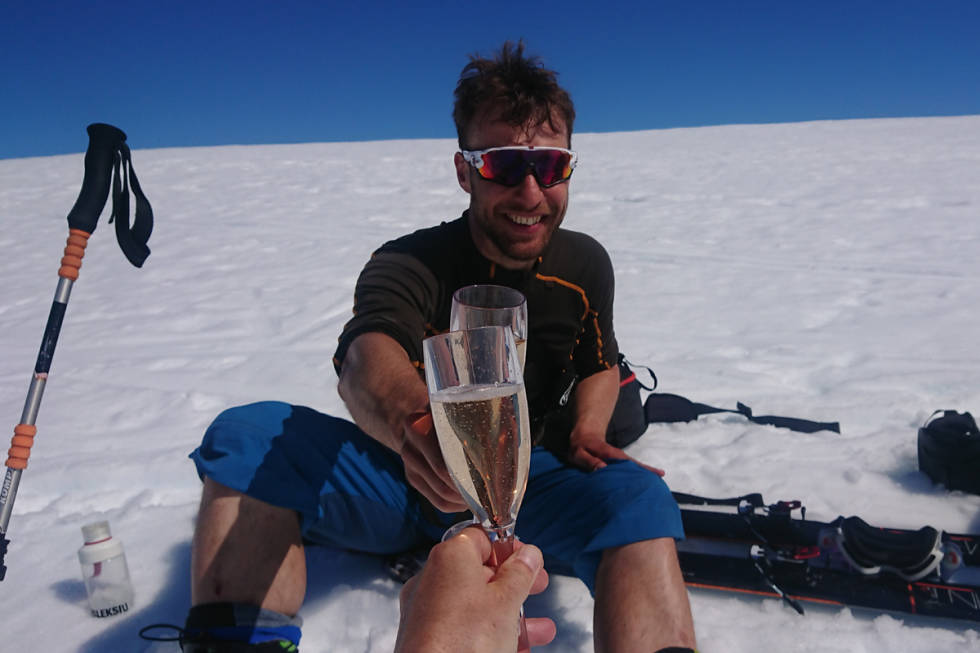Råflott vær med råflott feiring på toppen. Denne typen rast på toppen er det skjelden værgudene tillater! Foto: Gjertrud Fallet Nonstinden champagne romsdalen fri flyt randonee