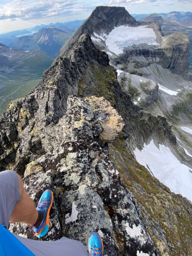 MOT SKARFJELL: Merrell Agility Peak er komfortable og godt egnet til lange turer. Her brukes de på ryggen mellom Skarfjell og Nordre Trolla i Innerdalen test løpesko fjell terrengløpesko