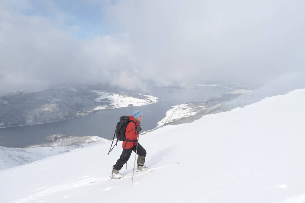 Skarven. Når du når sørtoppen åpner landskapet seg mot vest med et flott utsyn. Foto: Halvor Hagen Skarven-Toppturer-i-Romsdalen-2