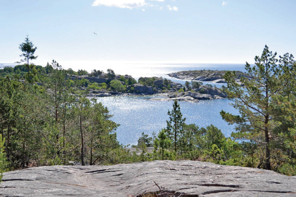 Utsikt ned til vestre Hestholmbukta. Både østre og vestre er flotte områder for leir, bading og ankring av båt. Foto: Torolf Kroglund Skauerøya Sørlandet turguide