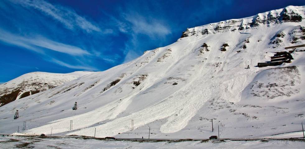 VIPPET OVER: To store flaksrekd utløst av skavlfall. Snøskredet til venstra begravde veien mellom Longyearbyen og Nybyen 1. april 2009. Foto: Markus Eckerstorfer Skavler-naturfare-2