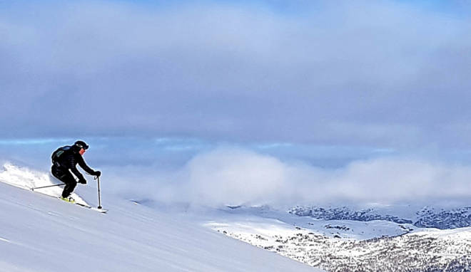 GIRA: Åtte av de siste ti dagene før påske var Øyvind på skitur – med start hjemme på Ålvundeid. Foto: Privat klatring øyvind vadla ski påske topptur
