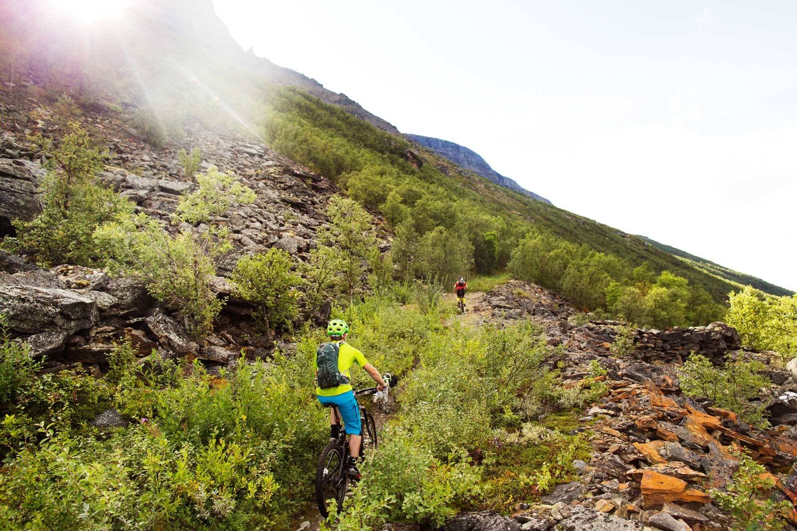 Topptur: Blodveien er en kort og god topptur. Første del er slak og fin, og er sykkelbar et stykke til man må ta beina fatt og dytte opp bratte fjellsider. Skibotn-Stisykling-5
