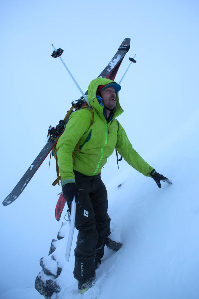 KNEP: Toralf Furset med stavene smart plassert i teknisk krevende terreng på Nordmøre. Foto: Tore Meirik skistav topptur