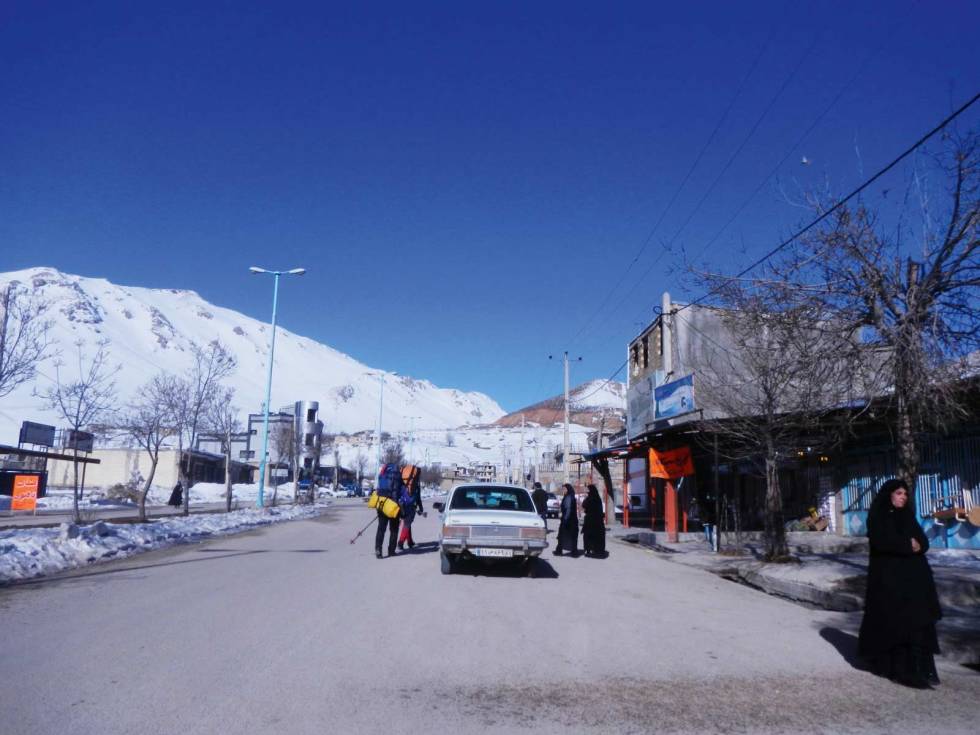 CHELGERD: I landsbyen var det en kort spasertur fra hotellet til vi kunne spenne skiene på og ta hijaben av. skitur-Iran-2
