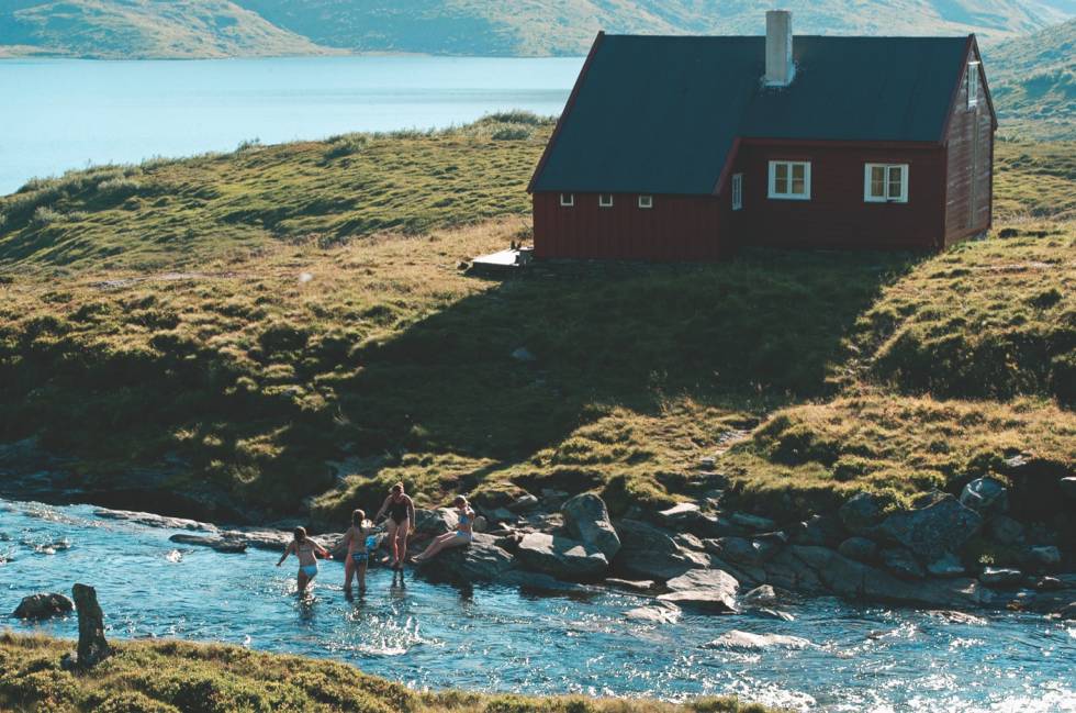 FRISK DUKKERT: Ved Åsedalen turisthytte bader noen jenter i elven. I bakgrunnen ser vi Hallsetvannet. Foto: Sveinung Klyve FRISK DUKKERT: Ved Åsedalen turisthytte bader noen jenter i elven. I bakgrunnen ser vi Hallsetvannet. Foto: Sveinung Klyve