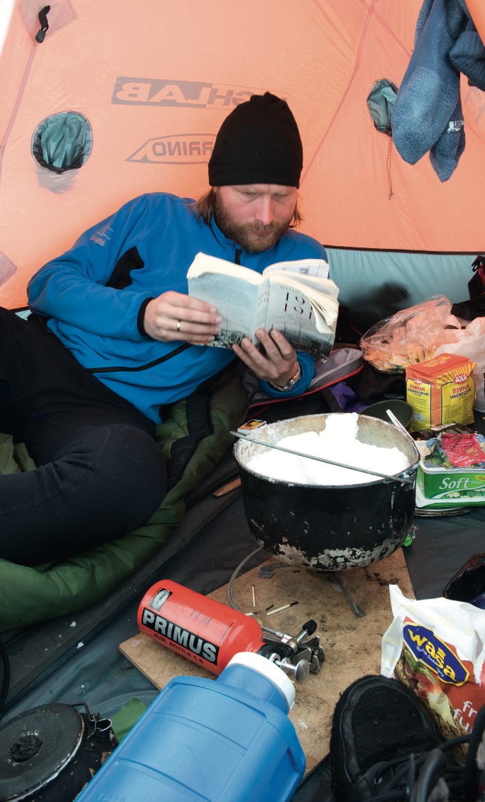 VINTERTUR: Lenge var det ikke flere som dro på lange skiturer enn at de fleste kunne låne effektive og gjennomtestede kjeler fra FFI. Her er artikkelforfatteren på tur gjennom Nordvestpassasjen i 2003. Foto: Randulf Valle Skjermbilde 2017-01-09 kl. 10.07.25