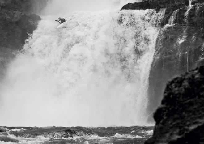 PADLEPORNO: Få fosser er så ihjelfotografert som dobbeldroppet i Teigdalselva. Amerikanske Evan Garcia er blant de som har padla fossen perfekt flest ganger. Foto: Benjamin Hjort Voss Padling
